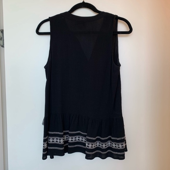 CeCe Sleeveless Embroidered Blouse - Picture 4 of 4